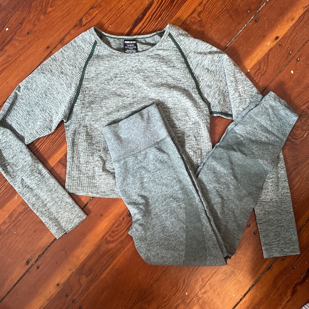 VS Pink Active Set crop top long sleeve with thumb holes and sculpt leggings